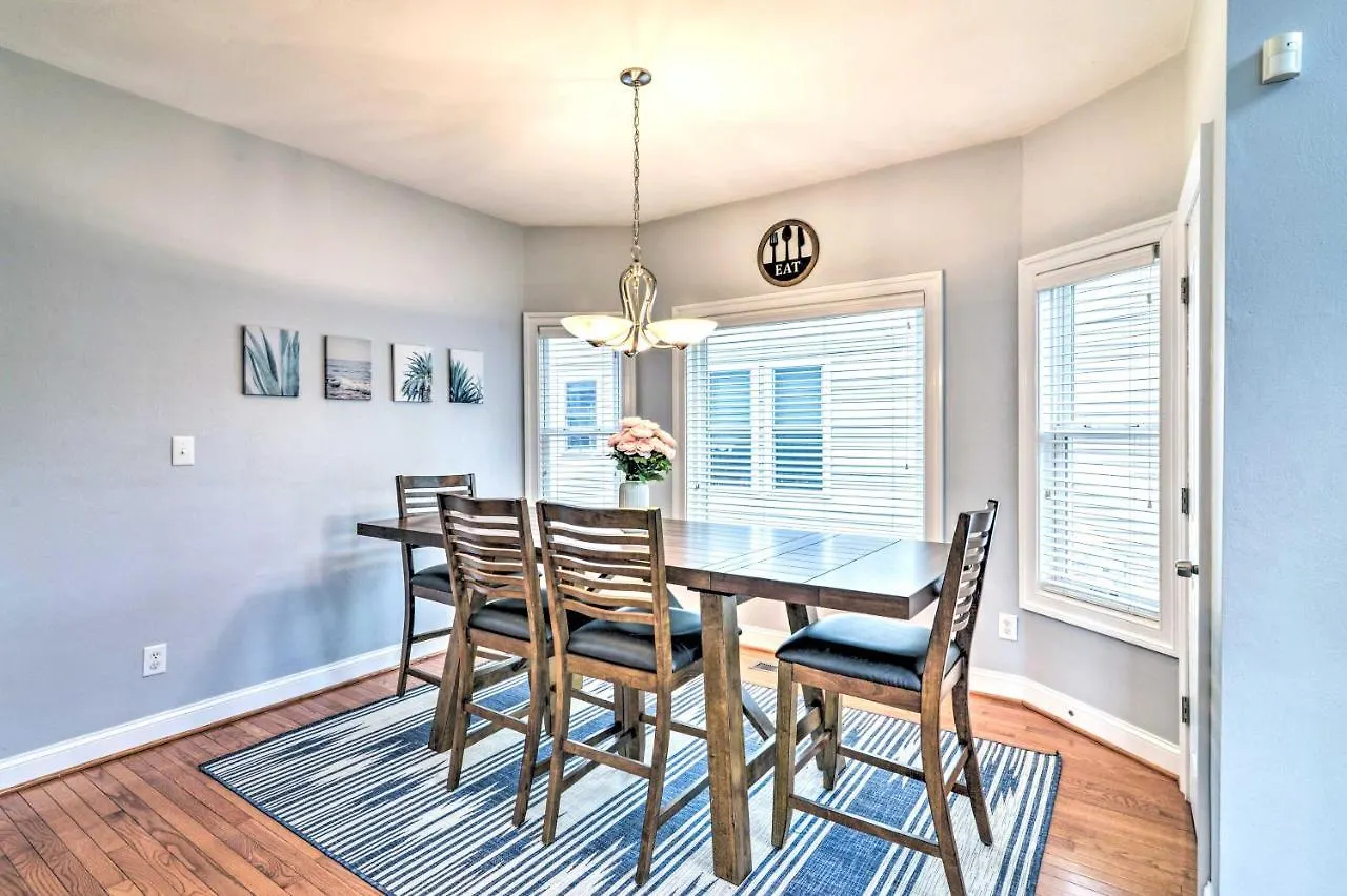 Inviting Norfolk Family Retreat 1 Block To Beach! Villa Holiday home