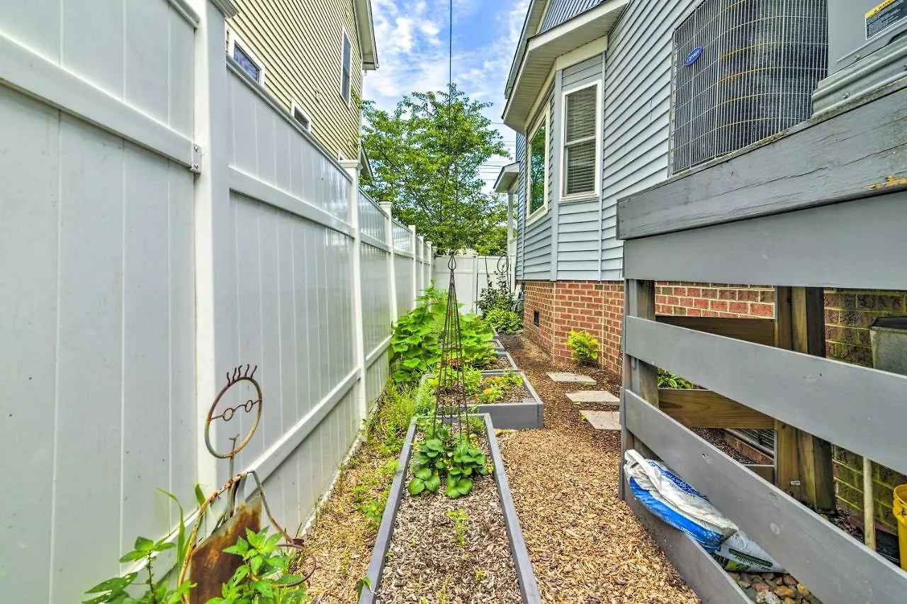 Villa Inviting Norfolk Family Retreat 1 Block To Beach!