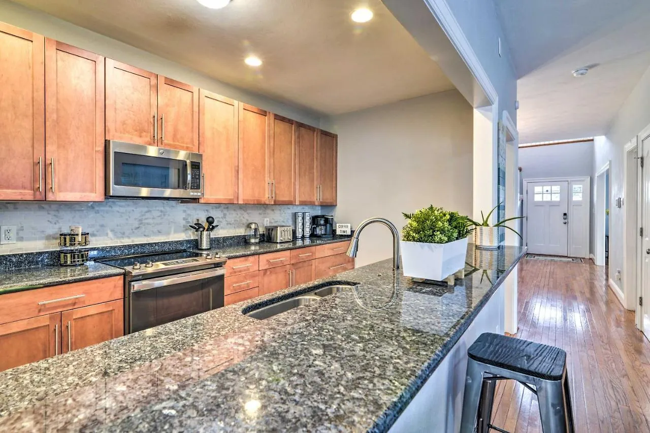 Hébergement de vacances Villa Inviting Norfolk Family Retreat 1 Block To Beach!