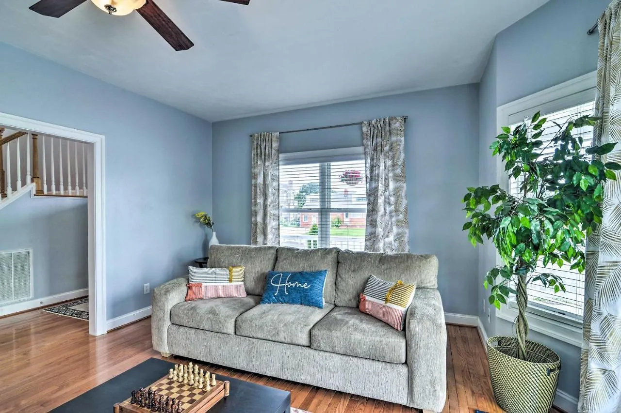 Villa Inviting Norfolk Family Retreat 1 Block To Beach! Hébergement de vacances