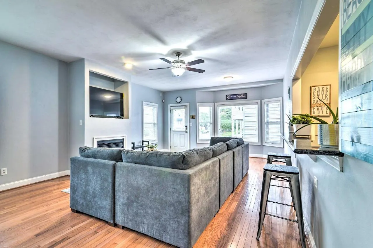 Villa Inviting Norfolk Family Retreat 1 Block To Beach!